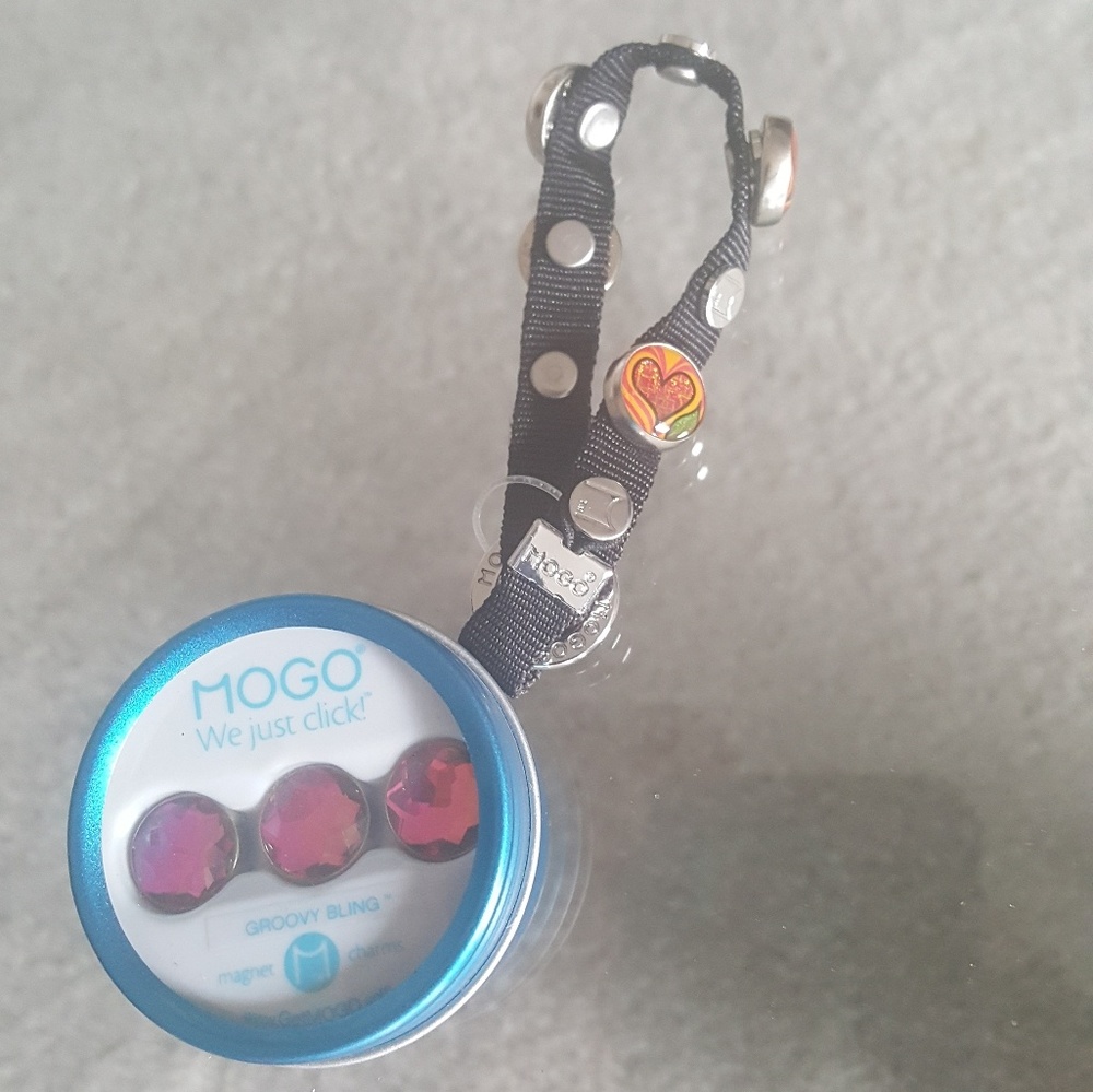 Mogo charm band w/magnetic charms